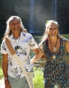 OJASVIN KINGI DAVIS et WAIMAANIA